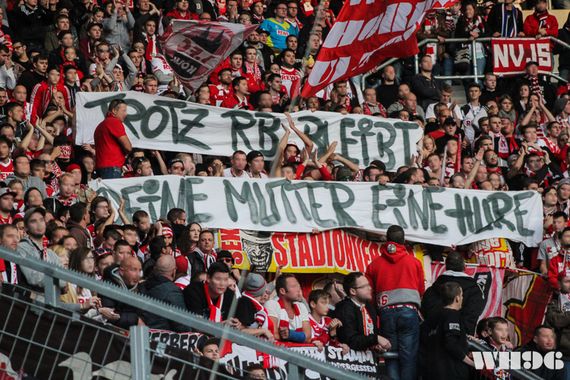 Dieses Spruchband und beleidigenden Gesängen waren der Grund für die Entschuldigung des 1. FC Köln bei Dietmar Hopp. Bild: WH96