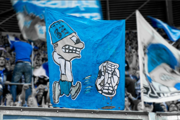 Fahne der Ultras Gelsenkirchen beim Pokalspiel in Dresden.<br />    <button type=