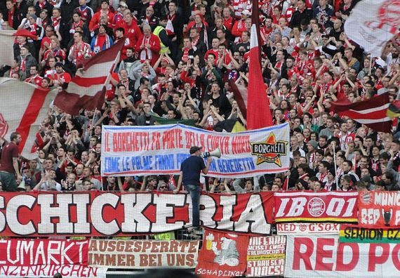 Spruchband der Schickeria beim Spiel in Frankfurt.<br />    <button type=