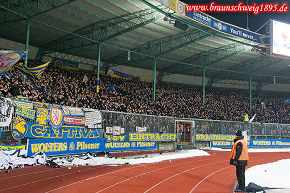 Bei diesem Spiel gegen Dortmund wurden die Rechten vom Aktionsbündnis38 aus der Kurve geworfen.<br />    <button type=