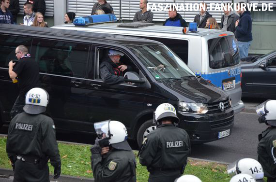 Hannes Ostendorf verlässt die Demo in Köln in schwarzem VW-Bus mit Wiesbadener Kennzeichen<br />    <button type=