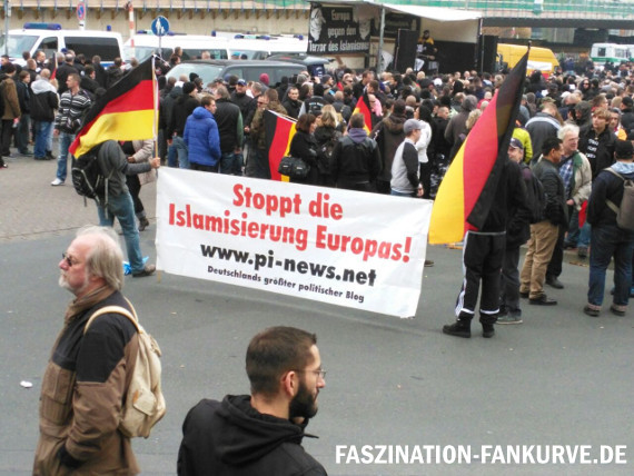 PI-News auf der HoGeSa-Kundgebung in Hannover. Bild: Faszination Fankurve