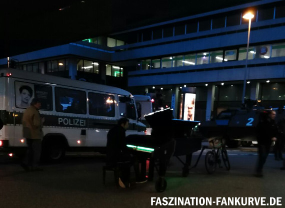 Pianist Davide Martello nutzt die Ruhe nach der HoGeSa-Demo in Hannover. Bild: Faszination Fankurve