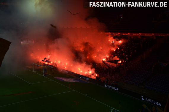 FC Kopenhagen Fans beim besagten Derby im Dezember 2013<br />Bild: Faszination Fankurve“><figcaption>FC Kopenhagen Fans beim besagten Derby im Dezember 2013<br />Bild: Faszination Fankurve</figcaption></figure>
            </div>

                    </article>

                <section class=