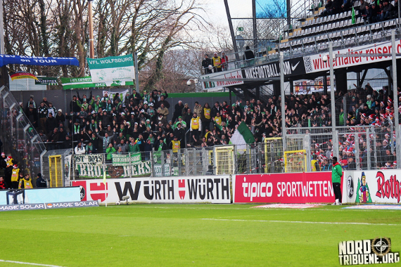 Die Wolfsburger Fans im Dezember 2013 in Freiburg.<br />    <button type=