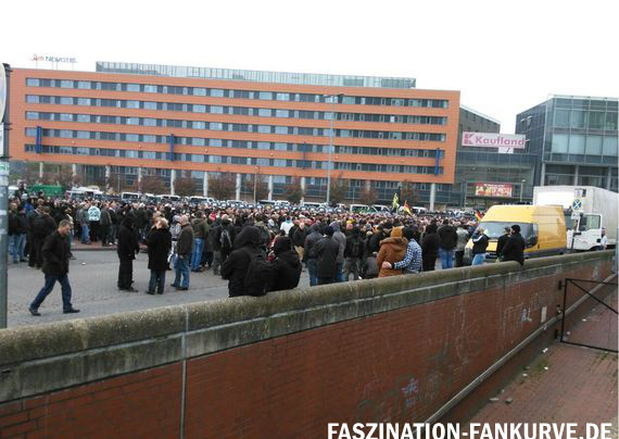 Die HoGeSa-Kundgebung in Hannover.<br />    <button type=