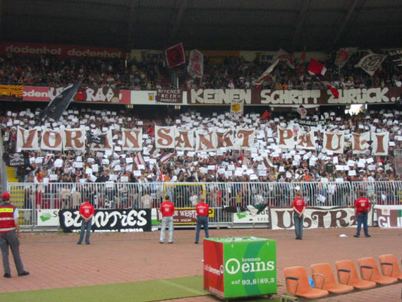 Die FC St. Pauli Fans in einer Zeit, als es RB Leipzig noch gar nicht gab.<br />    <button type=