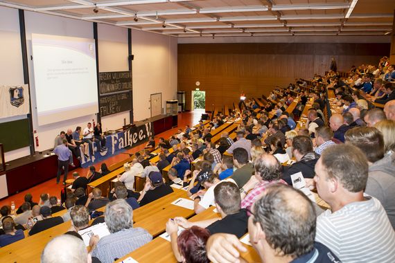 Bereits auf der Gründerversammlug vom HFC sprach ein Vertreter vom FC United of Manchester<br />Bild: Patrick Franck“><figcaption>Bereits auf der Gründerversammlug vom HFC sprach ein Vertreter vom FC United of Manchester<br />Bild: Patrick Franck</figcaption></figure>
            </div>

                    </article>

                <section class=