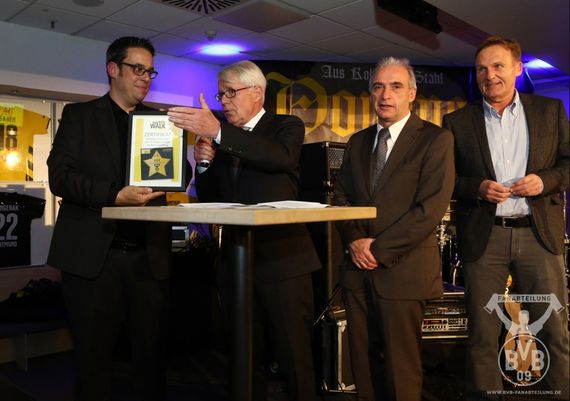 Den Stern im Walk of Fame hat sich die Fanabteilung verdient.<br />    <button type=