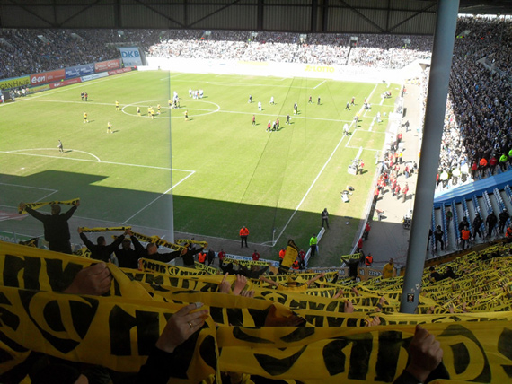 Dynamo Fans beim letzten Gastspiel in Rostock.<br />    <button type=
