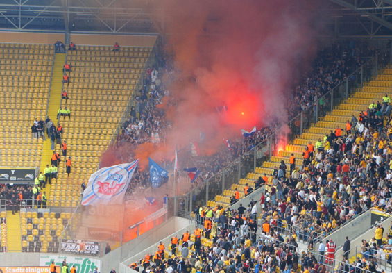 Hansa-Fans beim letzten Spiel in Dresden.<br />    <button type=
