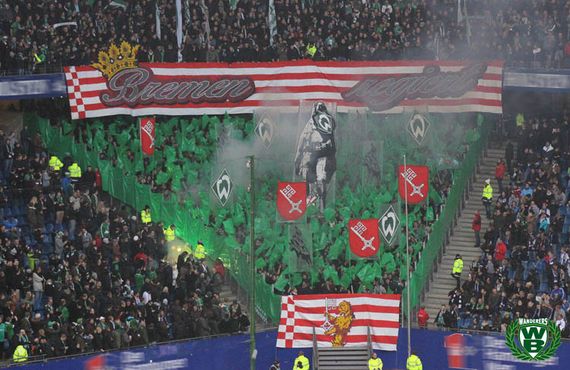 Pyrotechnik in der Choreografie der Wanderers.<br />    <button type=