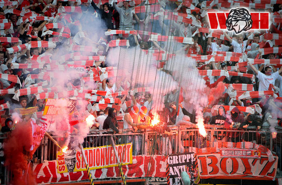 Im Gästeblock ist am Samstag für die Kölner Fans nur eine Zaunfahne erlaubt worden.<br />    <button type=