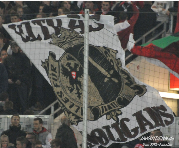 Beim Heimspiel gegen Düsseldorf II war die Plane noch nicht fertig bemalt. Das kommende Heimspiel wird sie nicht erleben.<br />    <button type=