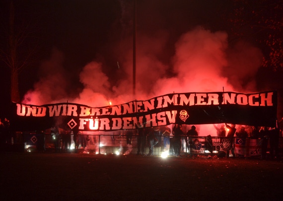 Pyroaktion der Chosen Few beim letzten Heimspiel des Jahres der dritten Mannschaft vom HSV.<br />    <button type=