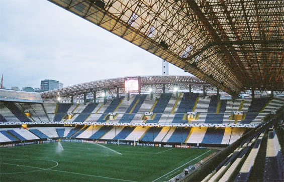 Der Teil des Stadions, in dem die Ultras beheimatet sind, wird vorerst geschlossen<br />Bild: Groundhopping.de“><figcaption>Der Teil des Stadions, in dem die Ultras beheimatet sind, wird vorerst geschlossen<br />Bild: Groundhopping.de</figcaption></figure>
            </div>

                    </article>

                <section class=