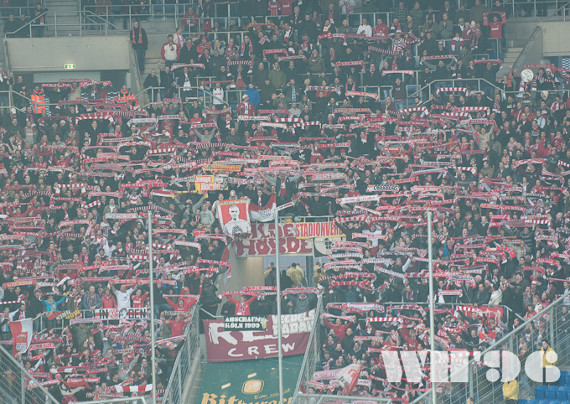 Kölner Fans beim Spiel in Hoffenheim im März 2012. Auf dem Rückweg kam es zu dem Übergriff auf einen Gladbacher-Fanbus.<br />    <button type=