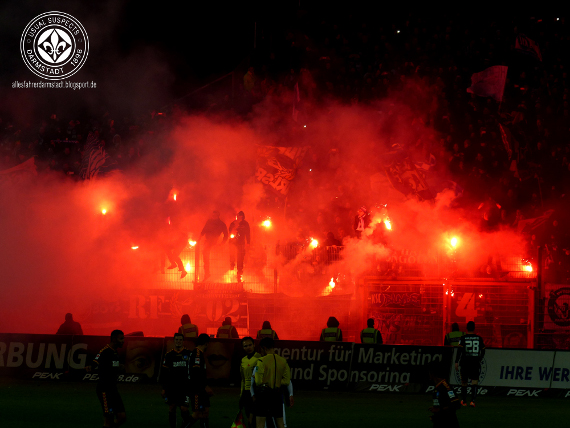 Pyroaktion der KSC-Fans in Darmstadt.<br />    <button type=