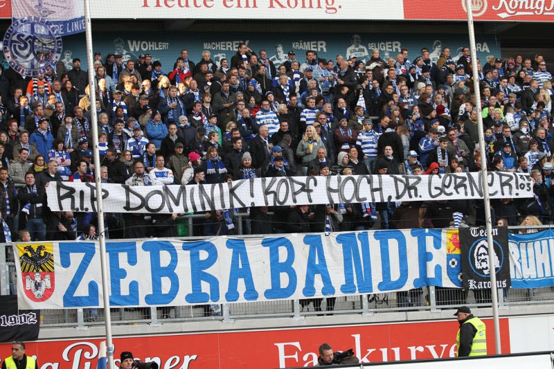Spruchband der Zebrabande beim Spiel gegen Wehen.<br />    <button type=
