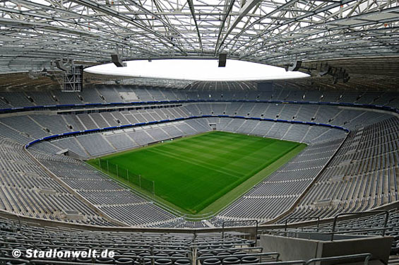 Auch durch den Umbau der Südkurve mit einem neuen Stehplatzsystem (siehe Galerie oben) könnte die Allianz Arena mehr Fans fassen.<br />    <button type=