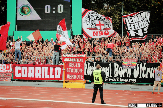 Proteste der Freiburger Fans gegen die Meldeauflagen<br />    <button type=