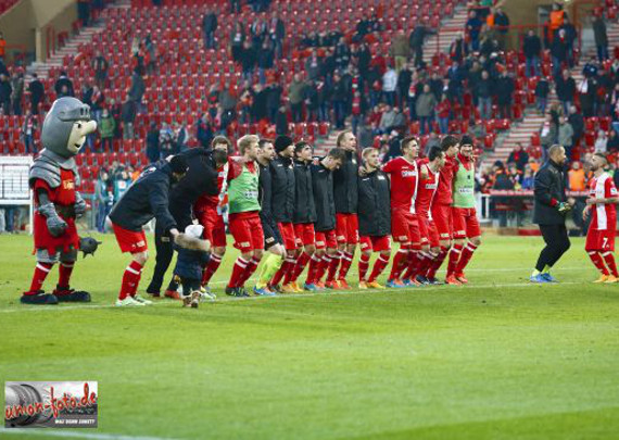 Das Maskottchen Ritter Keule beim Spiel gegen den FSV Frankfurt<br />    <button type=
