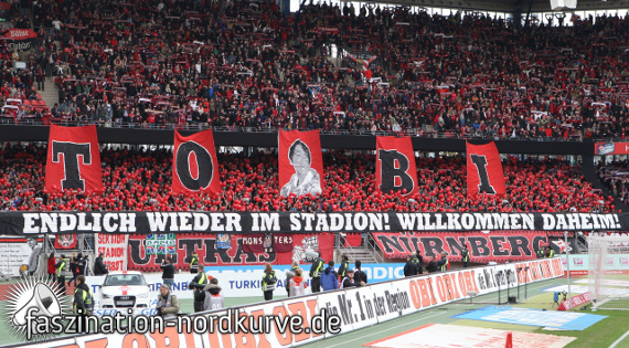 Die Nürnberger Nordkurve am 21. April 2012 beim Spiel gegen den Hamburger SV.<br />    <button type=