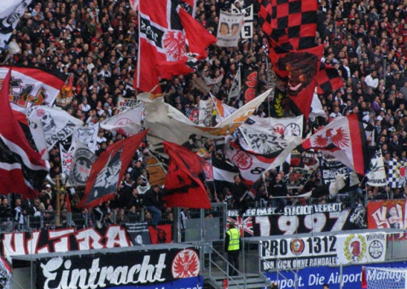 Eine 1312 Zaunfahne der Frankfurter Ultras<br />    <button type=