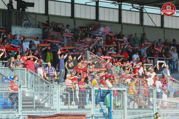 Die Täter sollen Fans von Wehen Wiesbaden sein.<br />Bild: Regensburg1889.de”><figcaption>Die Täter sollen Fans von Wehen Wiesbaden sein.<br />Bild: Regensburg1889.de</figcaption></figure>
                </div>
                
                <!-- YouTube (Meta-Feld) -->
                
            </div>
        </article>

                <script>
        (function() {
            var root = document.querySelector('.ff-single-news-gallery');
            if (!root) return;
            var slides = root.querySelectorAll('.ff-single-news-gallery-slide');
            var dots = root.querySelectorAll('.ff-single-news-gallery-dot');
            var prev = root.querySelector('.ff-single-news-gallery-prev');
            var next = root.querySelector('.ff-single-news-gallery-next');
            var n = slides.length;
            if (n < 2) return;
            var i = 0;
            function closeAllImgInfo() {
                root.querySelectorAll('.ff-fv-img-info-host.is-info-open').forEach(function(host) {
                    host.classList.remove('is-info-open');
                    var b = host.querySelector('.ff-fv-img-info-btn');
                    var p = host.querySelector('.ff-fv-img-info-panel');
                    if (b) b.setAttribute('aria-expanded', 'false');
                    if (p) p.setAttribute('aria-hidden', 'true');
                });
            }
            function show(idx) {
                closeAllImgInfo();
                i = ((idx % n) + n) % n;
                for (var s = 0; s < n; s++) {
                    if (s === i) slides[s].removeAttribute('hidden'); else slides[s].setAttribute('hidden', '');
                }
                for (var s = 0; s < dots.length; s++) {
                    dots[s].classList.toggle('is-active', s === i);
                    dots[s].setAttribute('aria-selected', s === i ? 'true' : 'false');
                }
            }
            if (prev) prev.addEventListener('click', function() { show(i - 1); });
            if (next) next.addEventListener('click', function() { show(i + 1); });
            for (var d = 0; d < dots.length; d++) {
                (function(di) { dots[di].addEventListener('click', function() { show(di); }); })(d);
            }
        })();
        </script>
        
        <!-- Kommentare -->
                <section class=