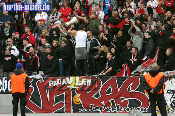 Die Ultras Leverkusen Zaunfahne, als sie noch nicht in den Händen von Frente Atlético war.<br />    <button type=