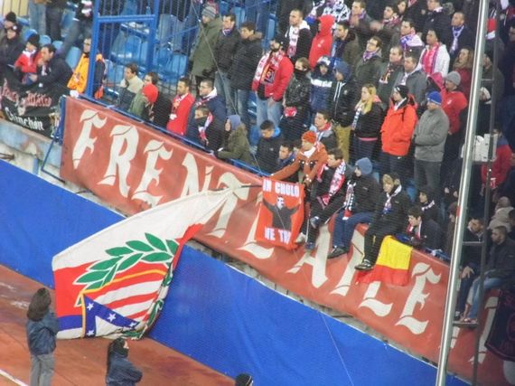 Die Zaunfahnen von Frente Atlético sind beim Heimspielen mittlerweile verboten.<br />Bild: stadionkult.wordpress.com“><figcaption>Die Zaunfahnen von Frente Atlético sind beim Heimspielen mittlerweile verboten.<br />Bild: stadionkult.wordpress.com</figcaption></figure>
            </div>

                    </article>

                <section class=