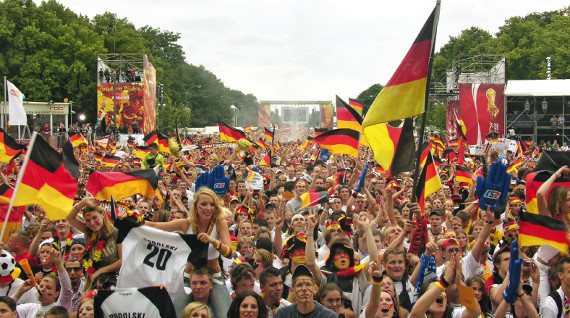 Beim Champions League Finale wird es wieder ein Public Viewing am Brandenburger Tor geben<br />    <button type=