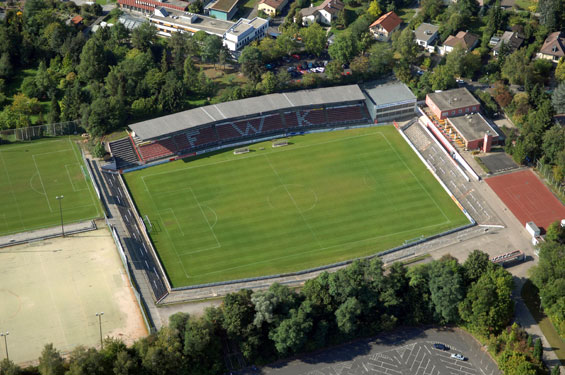 Das Kickers-Stadion am Dallenberg<br />Bild: www.euroluftbild.de”><figcaption>Das Kickers-Stadion am Dallenberg<br />Bild: www.euroluftbild.de</figcaption></figure>
                </div>
                
                <!-- YouTube (Meta-Feld) -->
                
            </div>
        </article>

                <script>
        (function() {
            var root = document.querySelector('.ff-single-news-gallery');
            if (!root) return;
            var slides = root.querySelectorAll('.ff-single-news-gallery-slide');
            var dots = root.querySelectorAll('.ff-single-news-gallery-dot');
            var prev = root.querySelector('.ff-single-news-gallery-prev');
            var next = root.querySelector('.ff-single-news-gallery-next');
            var n = slides.length;
            if (n < 2) return;
            var i = 0;
            function closeAllImgInfo() {
                root.querySelectorAll('.ff-fv-img-info-host.is-info-open').forEach(function(host) {
                    host.classList.remove('is-info-open');
                    var b = host.querySelector('.ff-fv-img-info-btn');
                    var p = host.querySelector('.ff-fv-img-info-panel');
                    if (b) b.setAttribute('aria-expanded', 'false');
                    if (p) p.setAttribute('aria-hidden', 'true');
                });
            }
            function show(idx) {
                closeAllImgInfo();
                i = ((idx % n) + n) % n;
                for (var s = 0; s < n; s++) {
                    if (s === i) slides[s].removeAttribute('hidden'); else slides[s].setAttribute('hidden', '');
                }
                for (var s = 0; s < dots.length; s++) {
                    dots[s].classList.toggle('is-active', s === i);
                    dots[s].setAttribute('aria-selected', s === i ? 'true' : 'false');
                }
            }
            if (prev) prev.addEventListener('click', function() { show(i - 1); });
            if (next) next.addEventListener('click', function() { show(i + 1); });
            for (var d = 0; d < dots.length; d++) {
                (function(di) { dots[di].addEventListener('click', function() { show(di); }); })(d);
            }
        })();
        </script>
        
        <!-- Kommentare -->
                <section class=