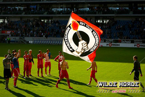Podolski mit eine Pyrotechnik ist kein Verbrechen Fahne der Coloniacs. Bei all seinen bisherigen Stationen galt Podolski als Publikumsliebling.<br />Bild: WH96″><figcaption>Podolski mit eine Pyrotechnik ist kein Verbrechen Fahne der Coloniacs. Bei all seinen bisherigen Stationen galt Podolski als Publikumsliebling.<br />Bild: WH96</figcaption></figure>
            </div>

                    </article>

                <section class=