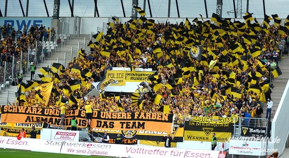 Die Alemannia Fans beim Hinspiel in Essen, als 12.097 Zuschauer kamen.<br />    <button type=