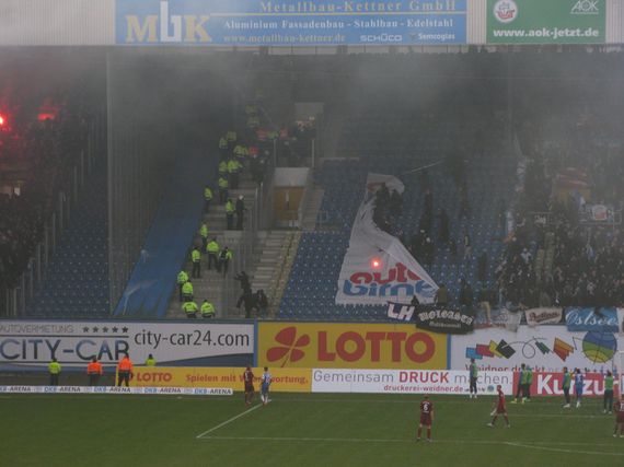 Dynamo Fans schleuderten beim letzten Aufeinandertreffen Pyrotechnik in den Hansa-Fanblock<br />    <button type=