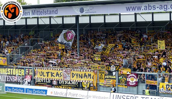 Die alte Ruhestörer Zaunfahne vor dem Diebstahl links im Bild<br />    <button type=
