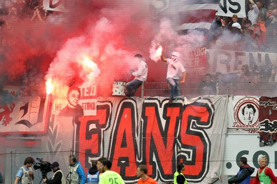 Pyroshow der Fortuna Fans in Kaiserslautern<br />    <button type=