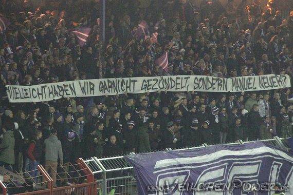 Spruchband nach der Pyroshow<br />Bild: Veilchenpower.de”><figcaption>Spruchband nach der Pyroshow<br />Bild: Veilchenpower.de</figcaption></figure>                </div>
                
                <!-- 9) Werbung 3 -->
                <div class=