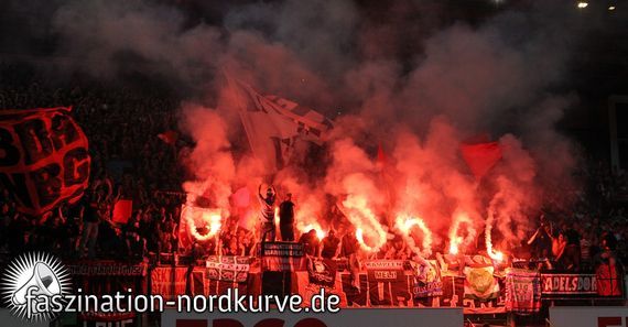Nach diesen Vorfällen beim Frankenderby wurde der 1. FC Nürnberg mit einem Teilausschluss seiner Zuschauer bestraft<br />    <button type=