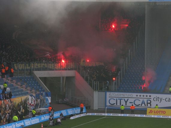 Dynamo Dresden muss nach den Vorfällen in Rostock ein Geisterspiel austragen<br />    <button type=