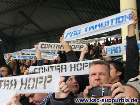 Proteste der KSC-Fans beim Spiel in Hoffenheim in der Saison 2008/2009<br />    <button type=