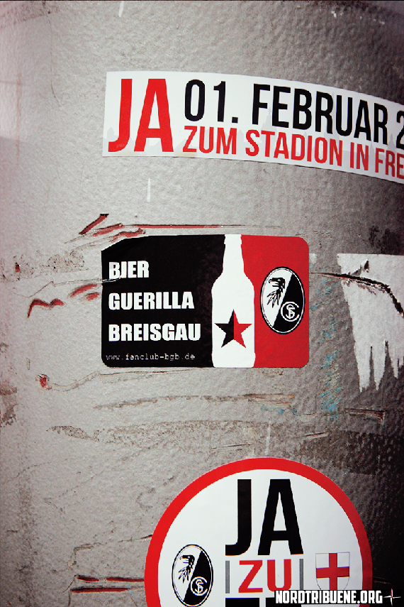 Aufkleber in der Stadt werben für den Stadioneubau<br />    <button type=