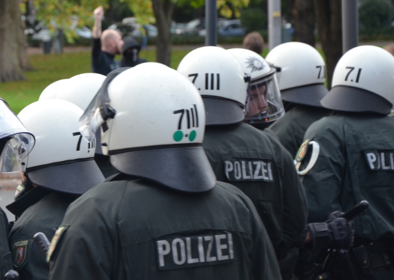 Die Polizei fand in Köln und Essen Waffen bei Leuten aus dem HoGeSa-Spektrum<br />    <button type=