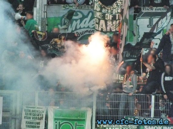 Pyroaktion der Werder-Fans in Chemnitz<br />    <button type=