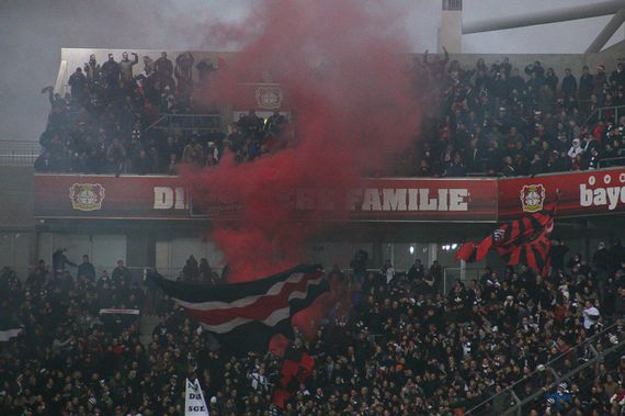 Ein paar Bengalos und ein wenig Rauch der SGE-Fans in Leverkusen<br />    <button type=