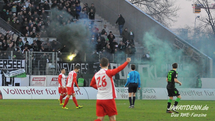 RWE testete zuletzt gegen Borussia Mönchengladbach. Fans der Fohlenelf zündeten Pyro<br />    <button type=