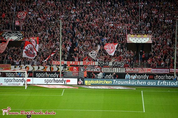 Spruchband in der Kölner Südkurve beim Spiel gegen Freiburg<br />    <button type=