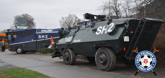 Polizeieinsatz beim Spiel Holstein Kiel - Hansa Rostock<br />    <button type=