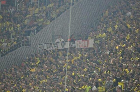 Dieses Spruchband wurde auf der Südtribüne beim Spiel gegen Werder Bremen entrollt<br />    <button type=